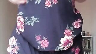 Peitudinha tira pijama e se exibe pra camera