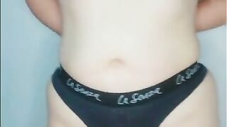 Latina Quitándose La Pijama Frente a La Cámara y Enseña Todo Su Culo Gordo Ante La Cámara Amateur