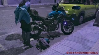 Sortie de boite de nuit, je me change dans la rue pour prendre ma moto