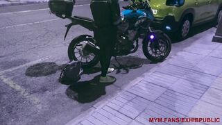 Sortie de boite de nuit, je me change dans la rue pour prendre ma moto