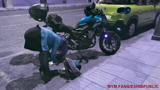 Sortie de boite de nuit, je me change dans la rue pour prendre ma moto