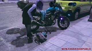 Sortie de boite de nuit, je me change dans la rue pour prendre ma moto