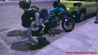 Sortie de boite de nuit, je me change dans la rue pour prendre ma moto