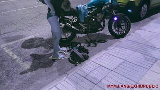 Sortie de boite de nuit, je me change dans la rue pour prendre ma moto