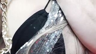 Susi is doing sexy goldchaine pussystffing watch her