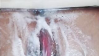 MILF Creampie, Pinay nalibogan habang nag shoshower.