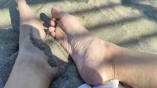 Chelsea K- Bare foot on the beach. Whach me play, my feets likes it!