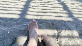 Chelsea K- Bare foot on the beach. Whach me play, my feets likes it!