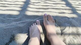 Chelsea K- Bare foot on the beach. Whach me play, my feets likes it!