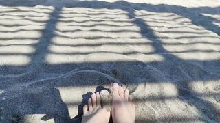 Chelsea K- Bare foot on the beach. Whach me play, my feets likes it!