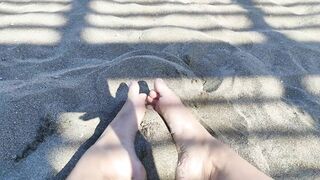 Chelsea K- Bare foot on the beach. Whach me play, my feets likes it!