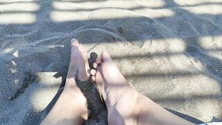 Chelsea K- Bare foot on the beach. Whach me play, my feets likes it!