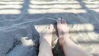 Chelsea K- Bare foot on the beach. Whach me play, my feets likes it!