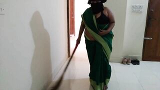 (Boss ke bete ne naukrani se mast chudai) Fuck desi maid Simran Bhabhi wearing saree Huge Boobs & Ass - Hindi Audio