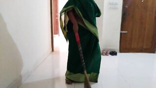 (Boss ke bete ne naukrani se mast chudai) Fuck desi maid Simran Bhabhi wearing saree Huge Boobs & Ass - Hindi Audio