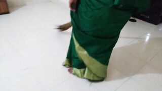 (Boss ke bete ne naukrani se mast chudai) Fuck desi maid Simran Bhabhi wearing saree Huge Boobs & Ass - Hindi Audio