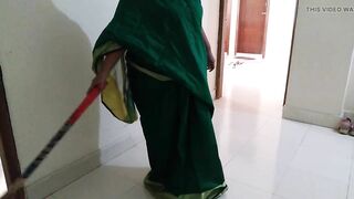 (Boss ke bete ne naukrani se mast chudai) Fuck desi maid Simran Bhabhi wearing saree Huge Boobs & Ass - Hindi Audio