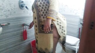 Indian desi stepmom gets Horny & sex with water pipe in washroom. Then stepson fucked her & Huge cum behind - Hot MILF