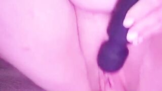 I dildo my pussy and make myself cum while waiting for a big cock