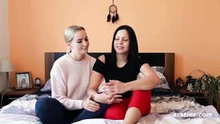 Ersties - Julia P und Victoria P - Mädchen lecken besser!