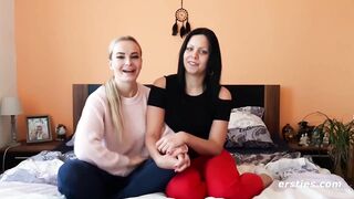 Ersties - Julia P und Victoria P - Mädchen lecken besser!