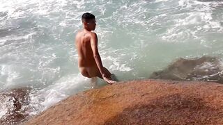 Famoso jogador de futebol é pego mijando na praia