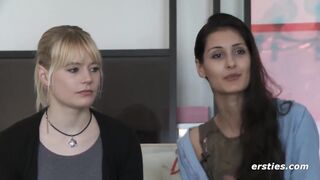 Ersties - Isabella und Milena - Lesbisches Vergnügen mit Massagestab