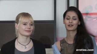 Ersties - Isabella und Milena - Lesbisches Vergnügen mit Massagestab