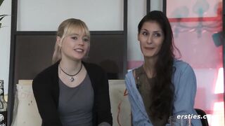 Ersties - Isabella und Milena - Lesbisches Vergnügen mit Massagestab