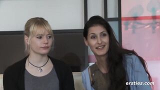 Ersties - Isabella und Milena - Lesbisches Vergnügen mit Massagestab