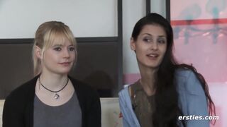 Ersties - Isabella und Milena - Lesbisches Vergnügen mit Massagestab