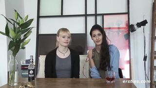 Ersties - Isabella und Milena - Lesbisches Vergnügen mit Massagestab