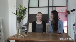 Ersties - Isabella und Milena - Lesbisches Vergnügen mit Massagestab