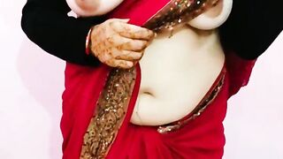 Desi bhabhi sexy in red saree